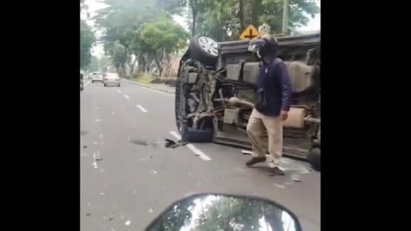 6 Kendaraan Tabrakan Beruntun di Jalan Raya Darmo Surabaya, Toyota Vellfire Terguling