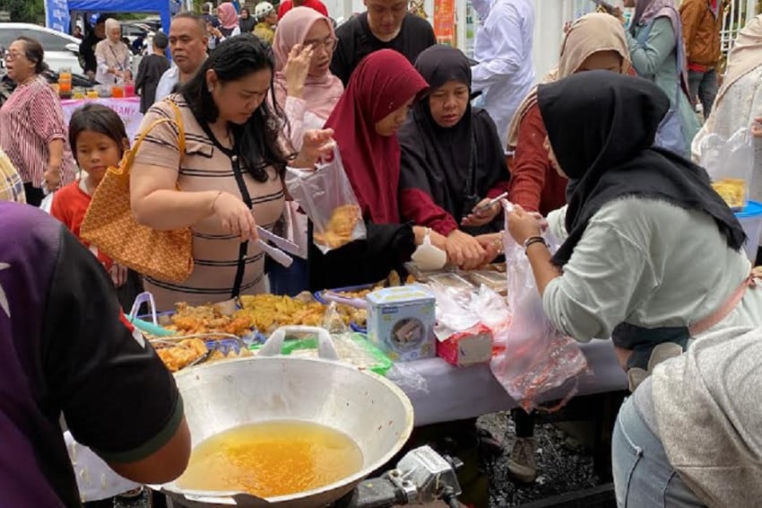 Berburu Takjil di Masjid Sunda Kelapa Jakarta, Gorengan Jadi Incaran Warga