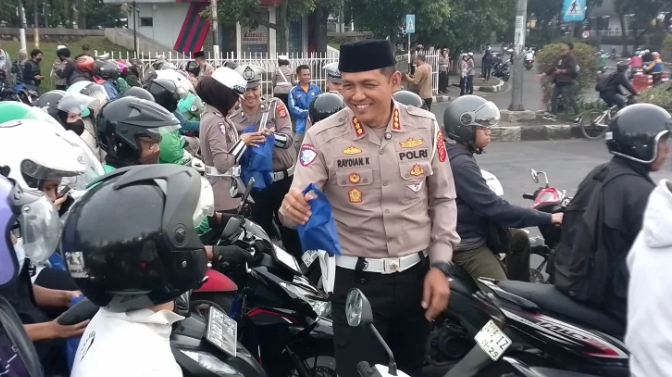Ditlantas Polda Jabar Sapa Pengendara dengan Takjil Gratis, Semarakkan Ramadan dengan Kebaikan