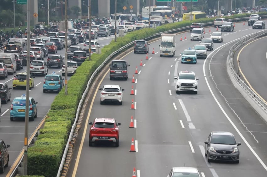 Libur Panjang Imlek, Tol Dalam Kota Padat Arah Tebet hingga Bandara Soetta Tersendat