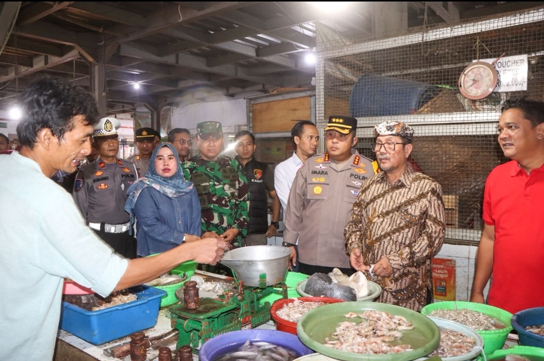 Pastikan Harga Sembako Stabil dan Stok Aman, Kapolresta Cirebon dan Forkopimda Sidak Dua Pasar