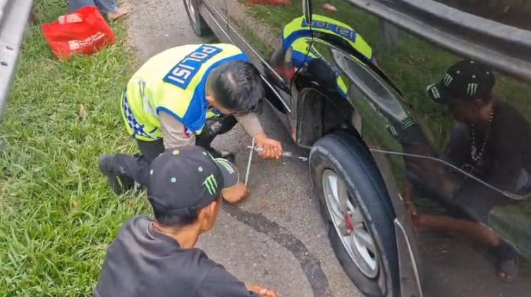 Aksi Humanis Ipda Sadam Husain: Polres Majalengka Bantu Pemudik Pecah Ban di Tol Cipali