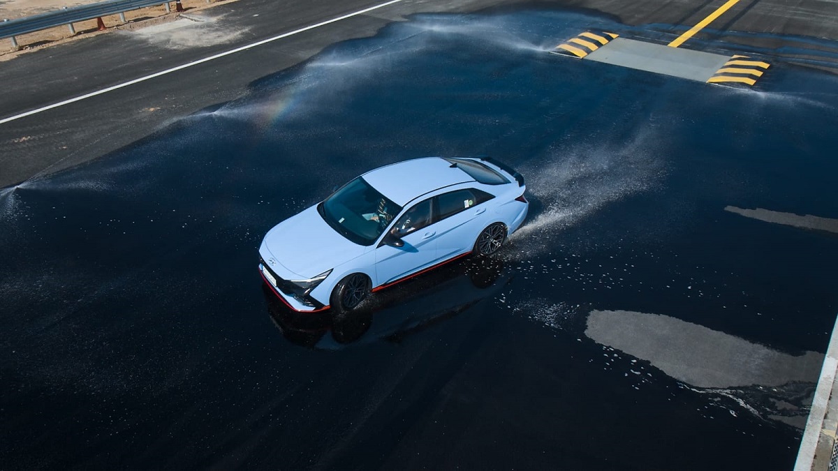 Cegah Aquaplaning saat Hujan, Pengendara Mobil Listrik Diminta Perhatikan Kondisi Ban