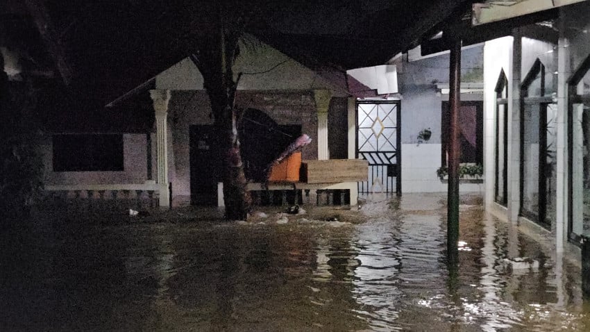 Curhat Warga Pekayon Pasar Rebo: Lagi Lebaran Rumah Kebanjiran, Sedih Banget