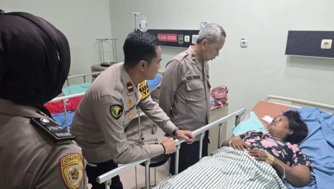 Tim Dokkes Polres Majalengka Berikan Trauma Healing bagi Korban Kecelakaan Di Cingambul